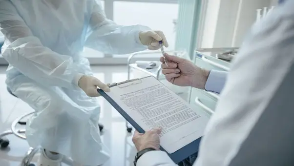 https://www.pexels.com/photo/doctor-handing-a-document-8413294/